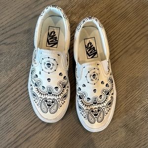 Vans Unisex skull pattern slip on sneaker woman’s Sz 6